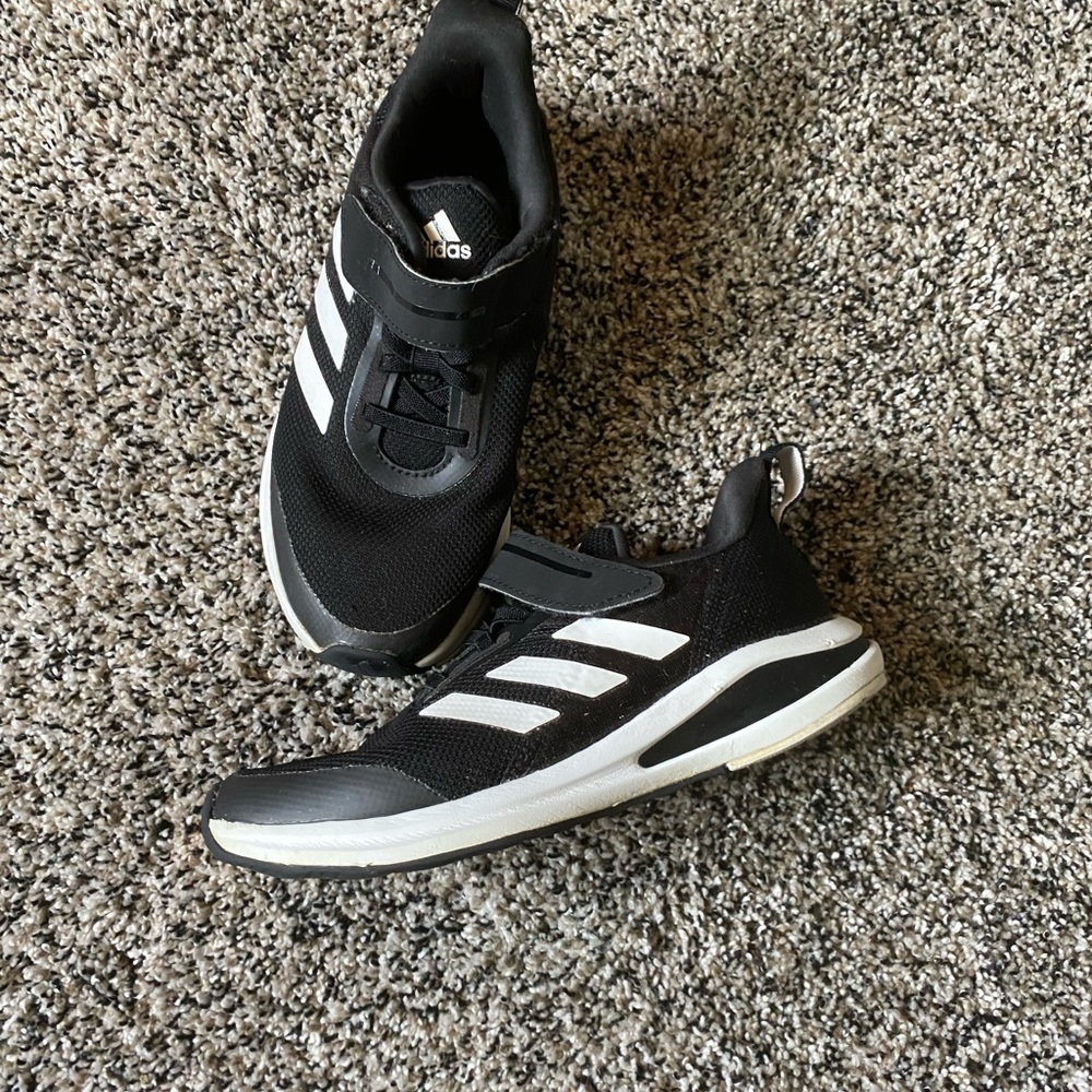 Adidas youth track sneaker- Please read description ☺️
